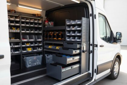 Ford Transit avec aménagements intérieurs pour artisans et solutions de rangement