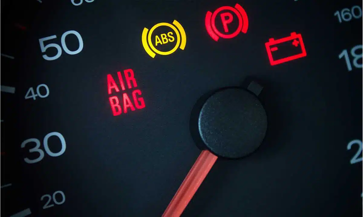 Diagnostiquer et réparer un voyant Airbag défectueux