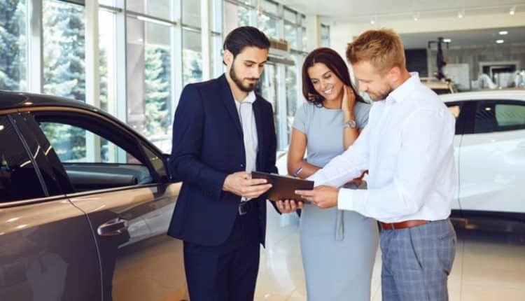 Quels sont les avantages de passer par un mandataire auto plutôt qu'un concessionnaire