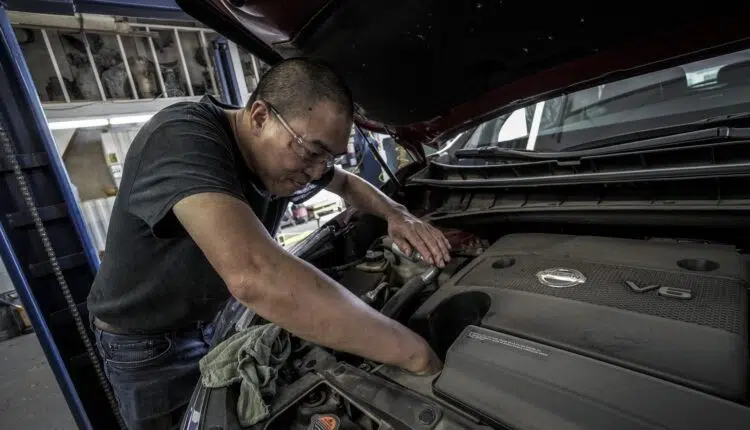 Voiture qui broute : quelles sont les causes et les solutions ?