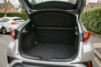Coffre ouvert du Toyota C-HR vu de l'extérieur, montrant le volume et la profondeur utile du compartiment de chargement