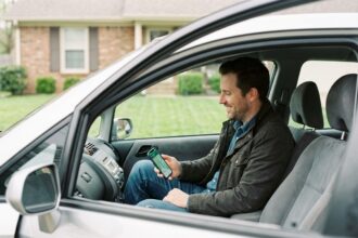 Homme souriant dans une voiture en matinée calme