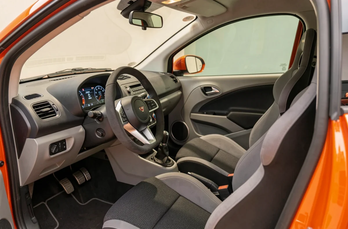 Intérieur de la Ligier JS50 Sport Ultimate avec tableau de bord et sièges sport