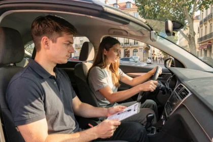 Instructeur et élève conductrice dans une voiture d'auto-école à Toulouse, représentant les meilleures auto-écoles de Haute-Garonne
