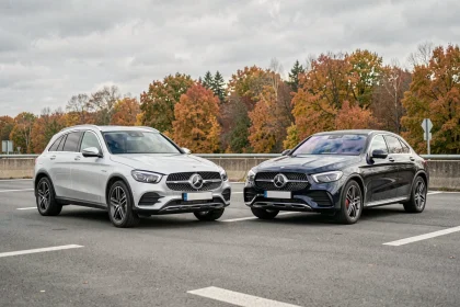 Mercedes GLC et GLC Coupé côte à côte sur une aire d'autoroute française, vue trois quarts avant comparant les silhouettes des deux modèles