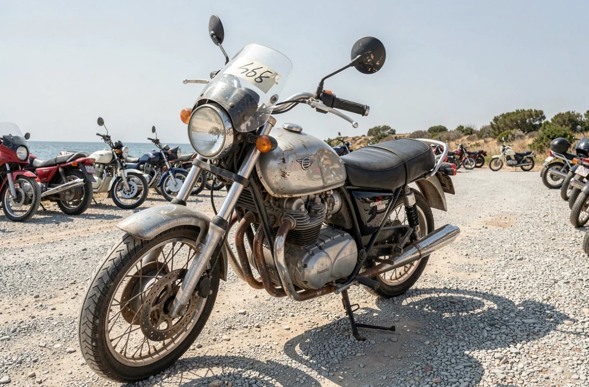 Moto d'occasion avec étiquette de prix exposée sur un marché à l'air libre près d'Agde, détails usés visibles