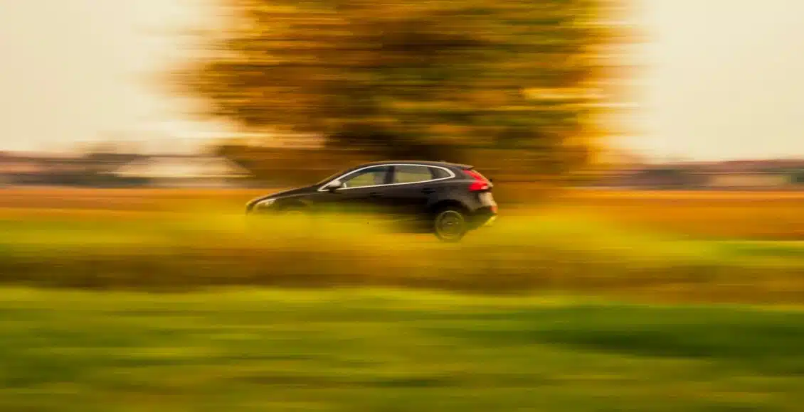 une voiture en pleine nature