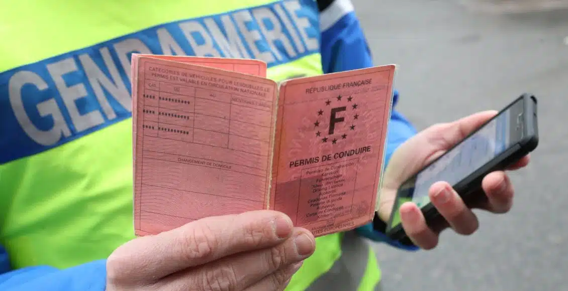 modifier l’adresse de son permis de conduire par téléphone