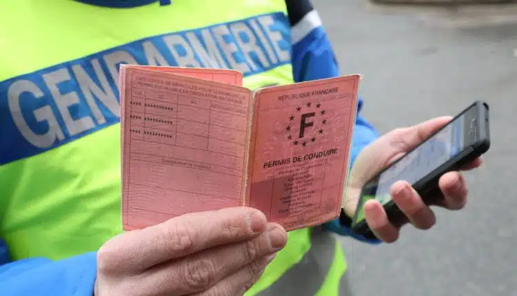 modifier l’adresse de son permis de conduire par téléphone
