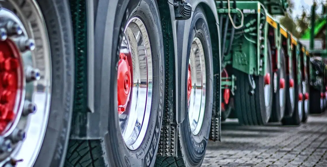 Poids lourds : que faire si un pneu est crevé sur la route ?