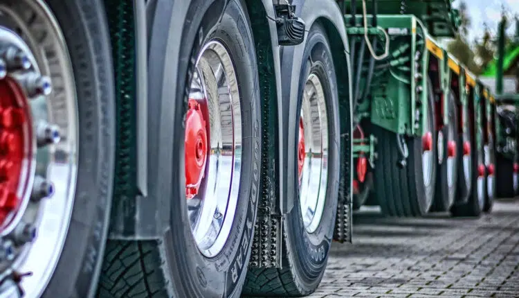 Poids lourds : que faire si un pneu est crevé sur la route ?
