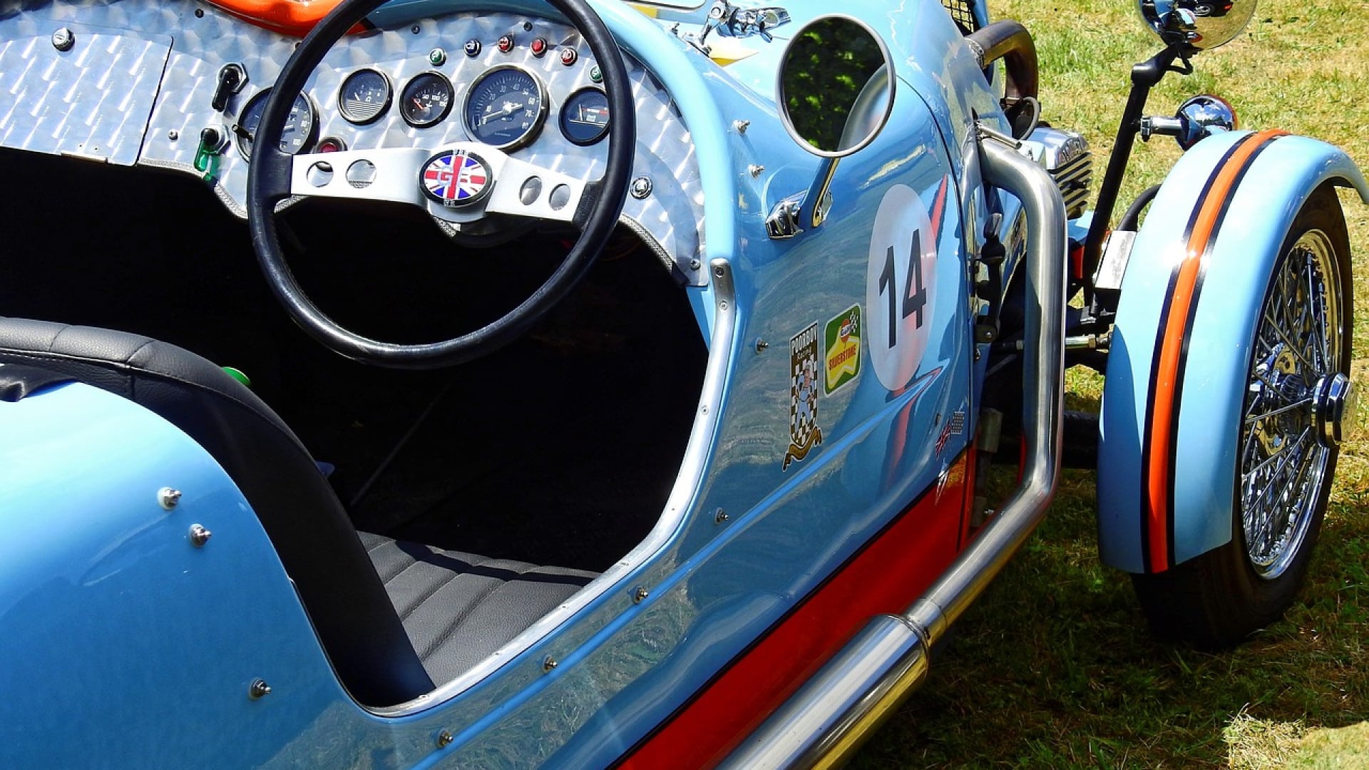 Pourquoi opter pour un lettrage adhésif pour sa voiture ?